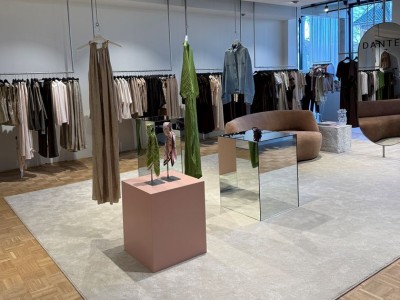 Hvorfor pidestaller i speilglass tiltrekker seg så mye oppmerksomhet i utstillin